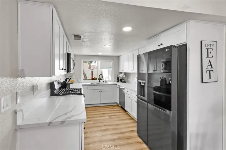 HUGE REMODELED KITCHEN WITH SHAKER CABINETS AND QUARTZ COUNTERTOPS. PLENTY OF CABINET SPACE HERE !