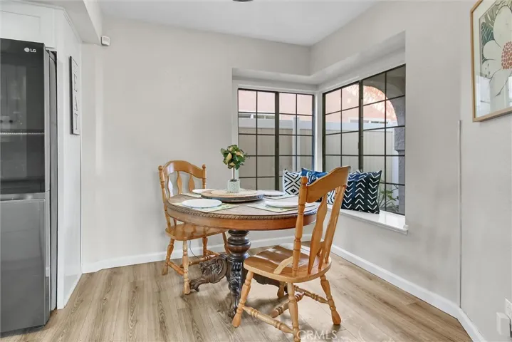 SPACIOUS BREAKFAST NOOK WITH WINDOW SEAT !