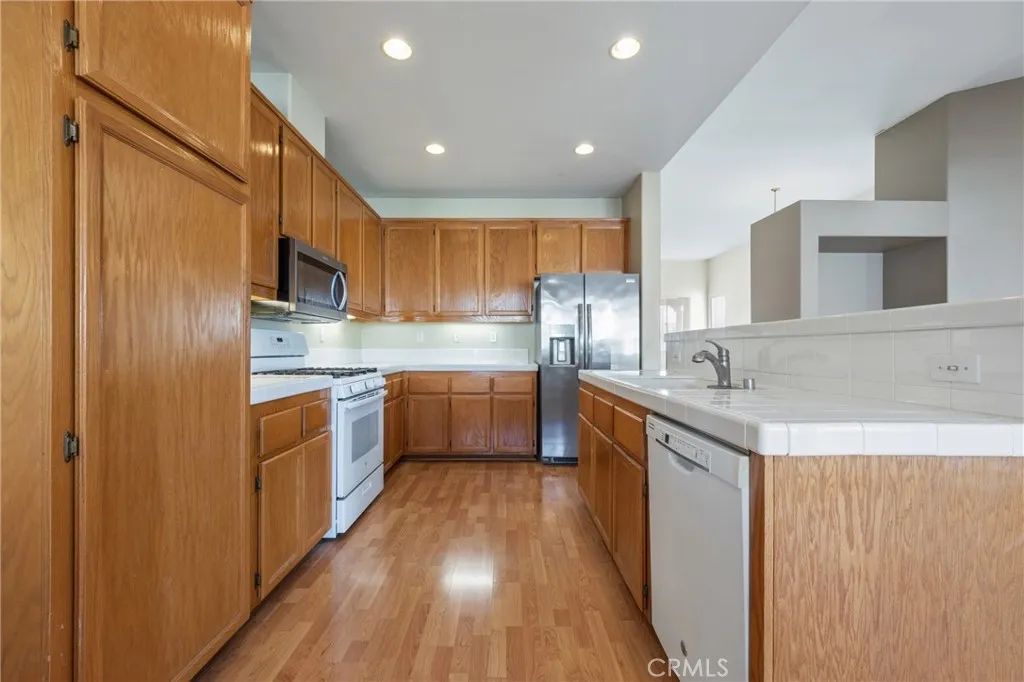 41151 Marseille Court, Murrieta, California 92562 home-pic-4