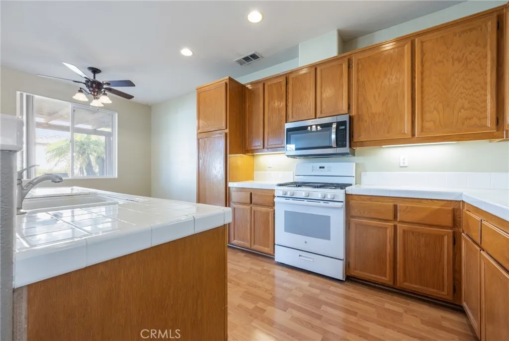 41151 Marseille Court, Murrieta, California 92562 home-pic-5