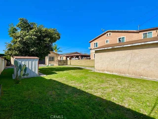 HUGE LOT- ZONED TO BUILD 4 UNITS