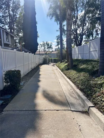 Community gate Easy walking trail to Shopping, Restaurants, Coffee ect Enjoy!