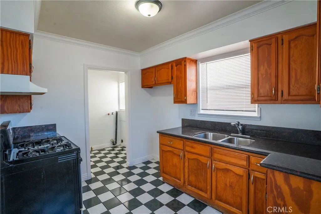 242 E Del Amo, Long Beach, California 90805 home-pic-10
