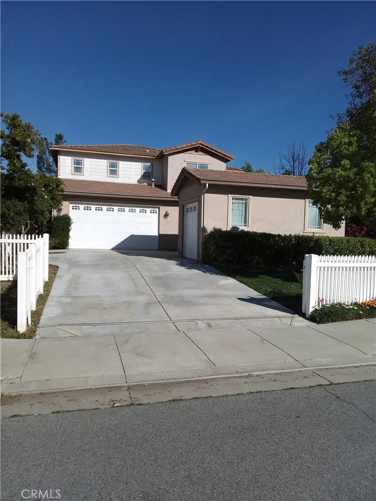 HUGE Driveway with Pad for Turn-around.