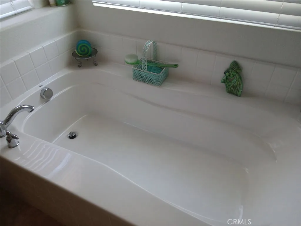 Large Main Bathroom Soaking Tub.