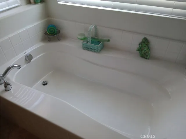 Large Main Bathroom Soaking Tub.