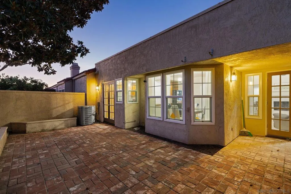 15913 Avenida Villaha 42, San Diego, California 92128 home-pic-5
