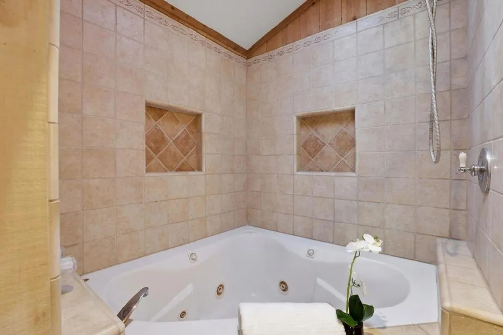 Main house 2nd full bathroom (off 2nd bedroom/bonus room)