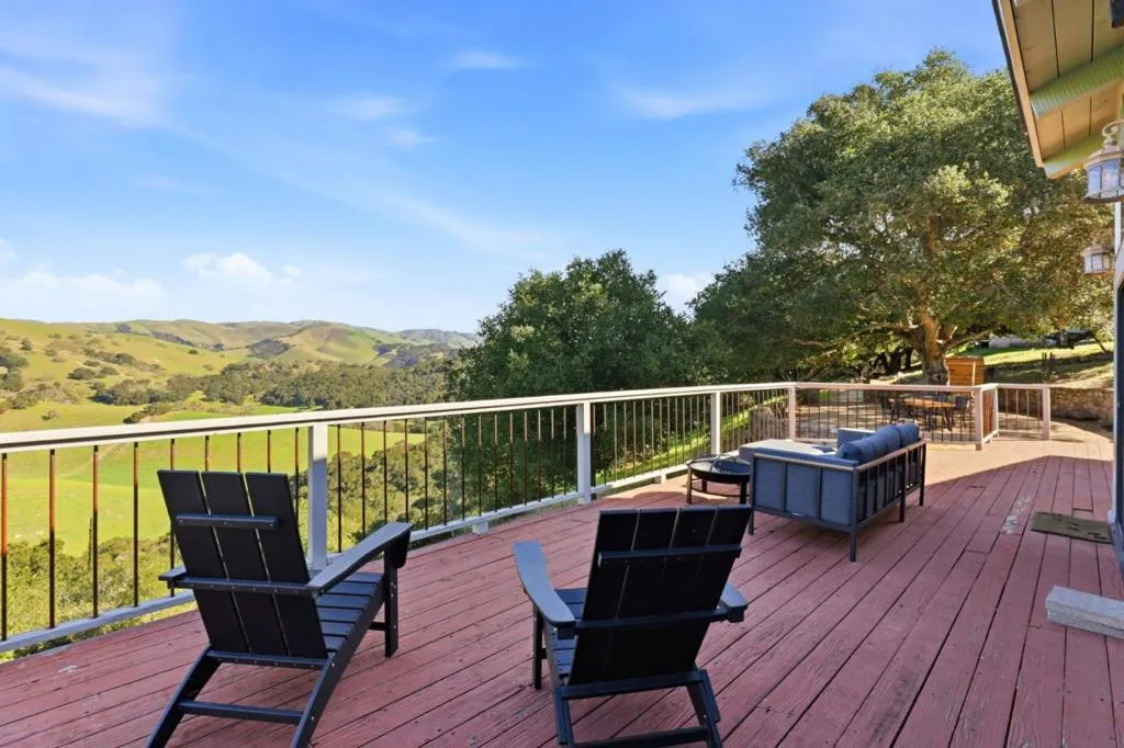 Expansive view deck for entertaining or peaceful meditation time