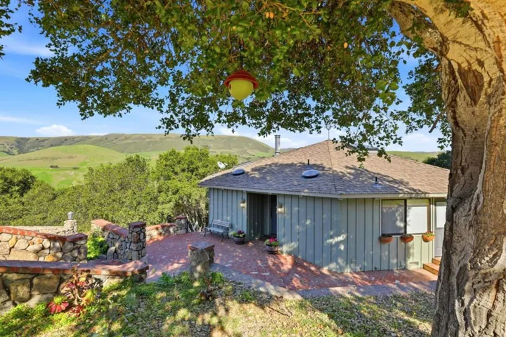 Mature oaks and mountain views from all parts of the property