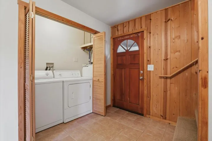 ADU entry area /sitting room with laundry closet