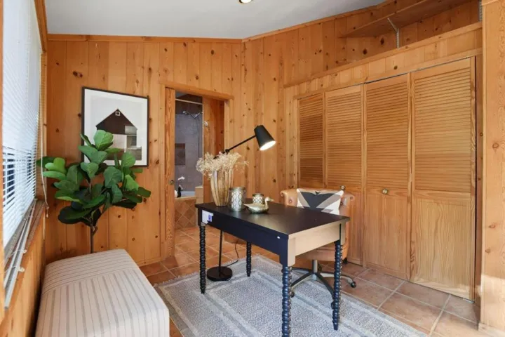 Main house bonus room / bedroom off the kitchen