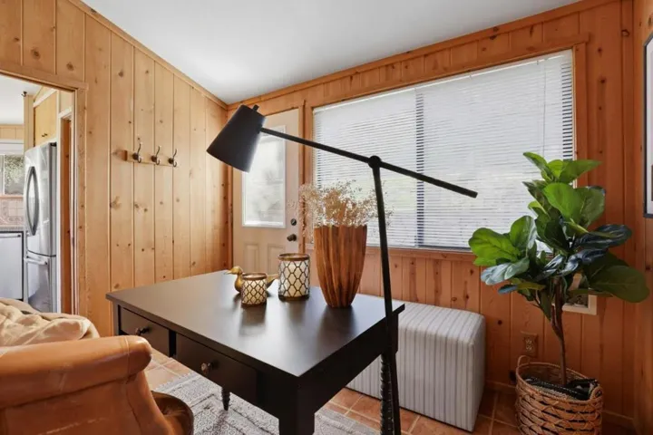 Main house bonus room / bedroom off the kitchen