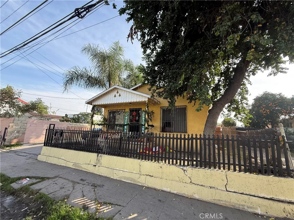 1832 E 108th 2, Los Angeles, California 90059 home-pic-2