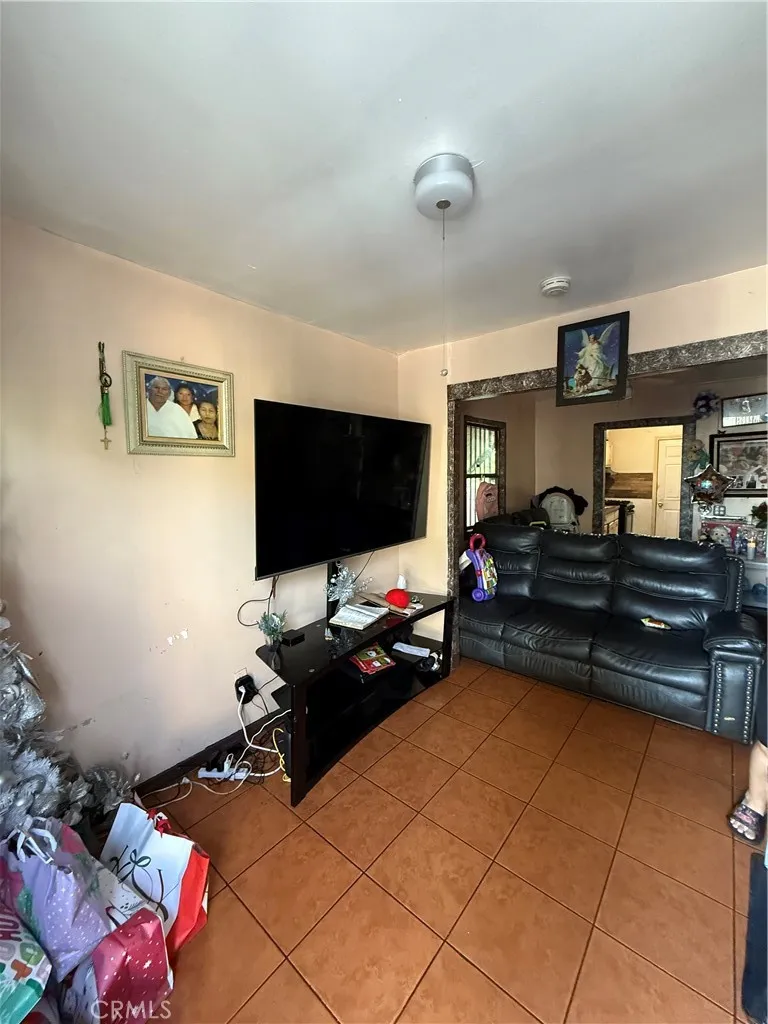 1832 E 108th 2, Los Angeles, California 90059 home-pic-6