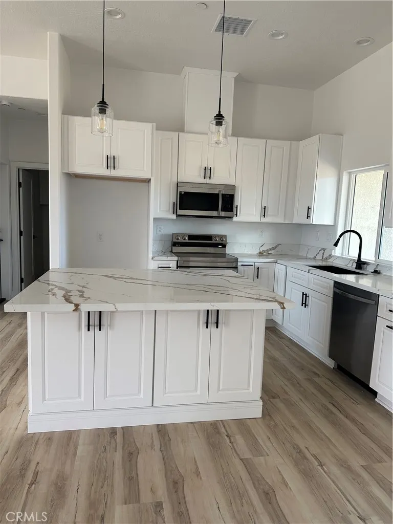 16353 Smokethorn Road, Apple Valley, California 92307 home-pic-4