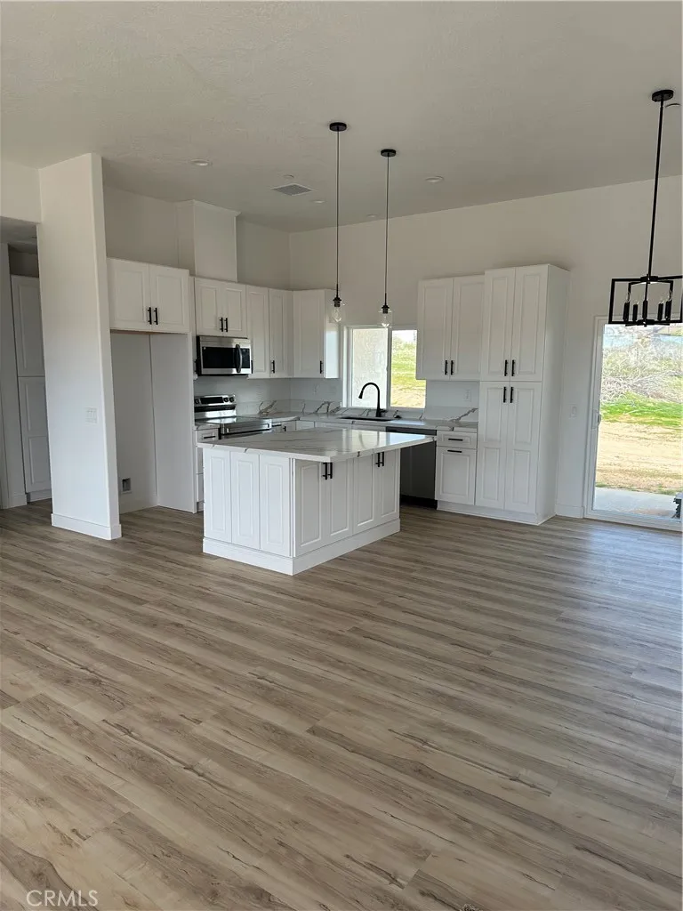 16353 Smokethorn Road, Apple Valley, California 92307 home-pic-3