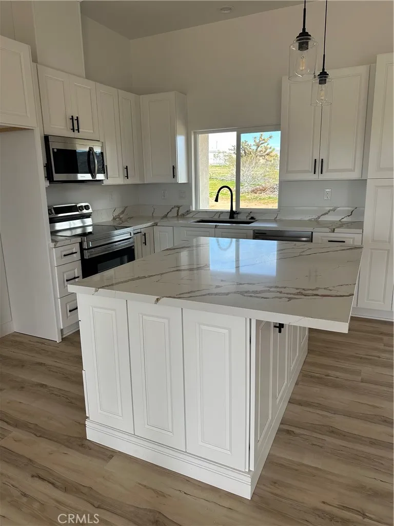 16353 Smokethorn Road, Apple Valley, California 92307 home-pic-5