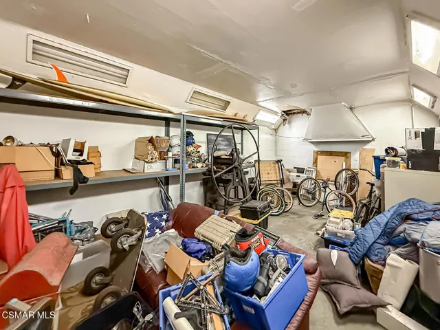 iShop Garage Space11