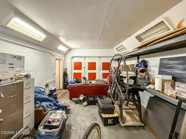 iShop Garage Space12