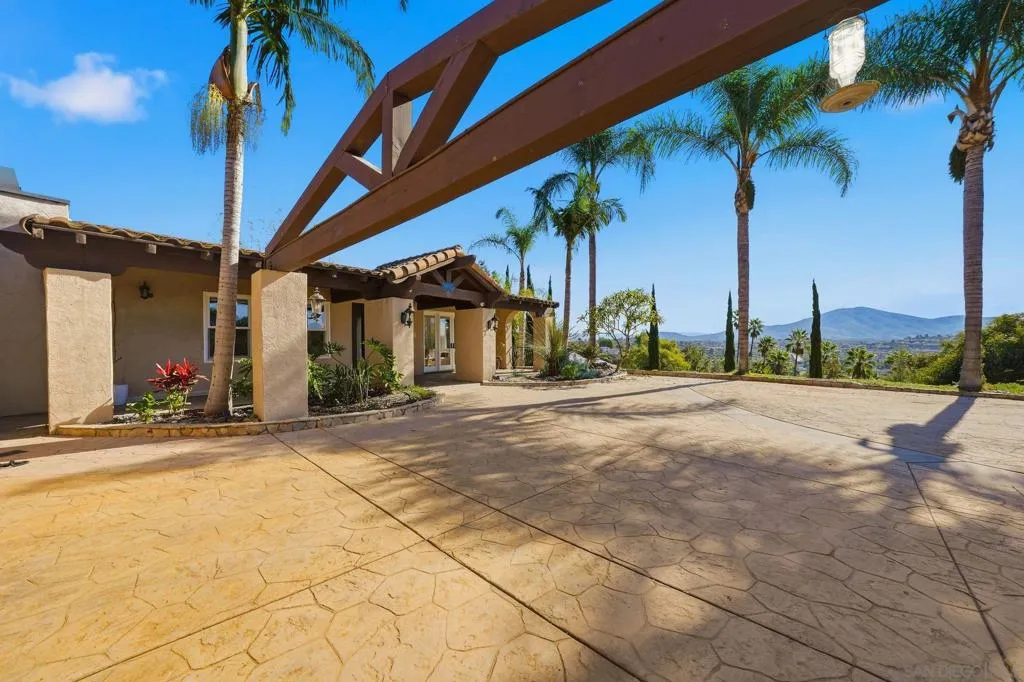 9610 Vista Del Sol, Spring Valley, California 91977 home-pic-2