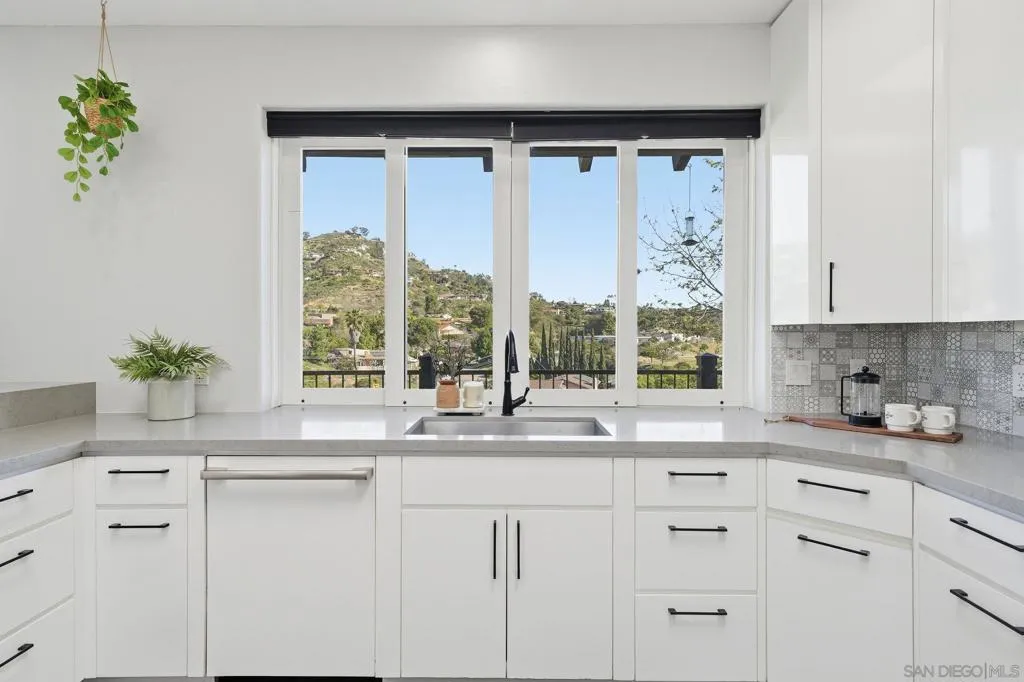 9610 Vista Del Sol, Spring Valley, California 91977 home-pic-17