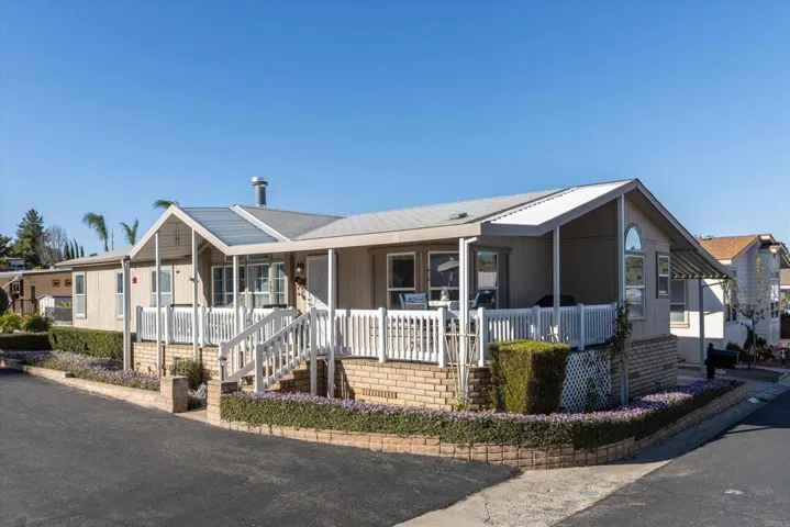 Corner lot /wraparound porch