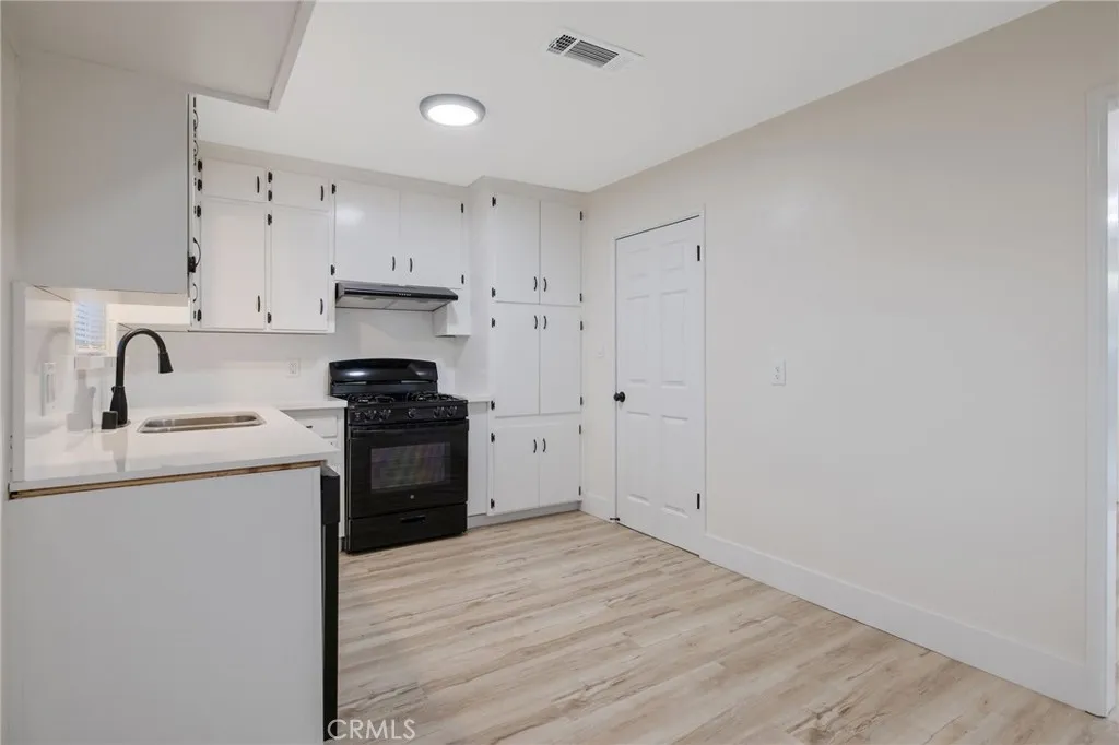 697 E Scott Avenue, Fresno, California 93710 home-pic-12