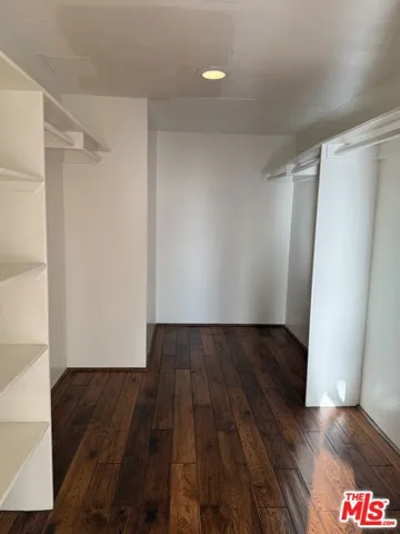 WALK-IN CLOSET