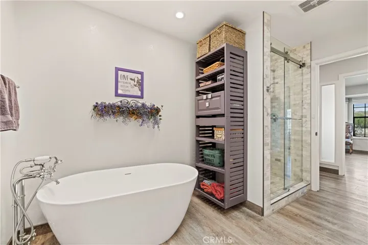 Main bath soaker tub