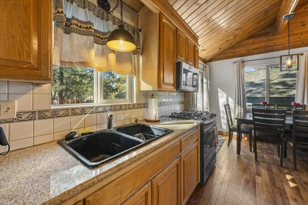 140 Highland Lane, Sugarloaf, California 92386 home-pic-11