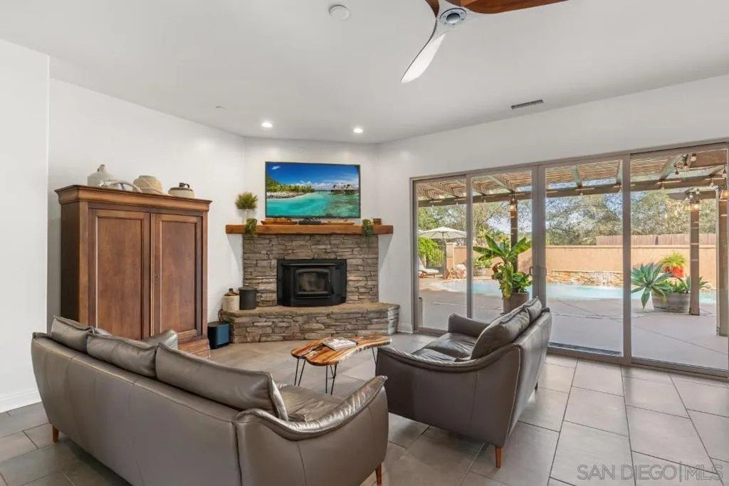 1195 Via Encinos, Fallbrook, California 92028 home-pic-3