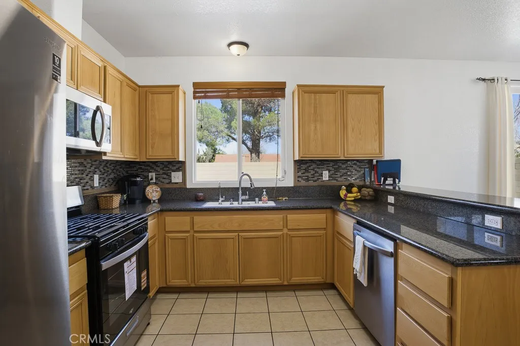 751 Pino Avenue, Lancaster, California 93535 home-pic-12