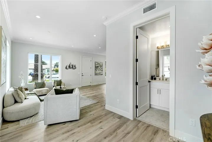 109 N Parkwood Avenue A, Pasadena, California 91107
