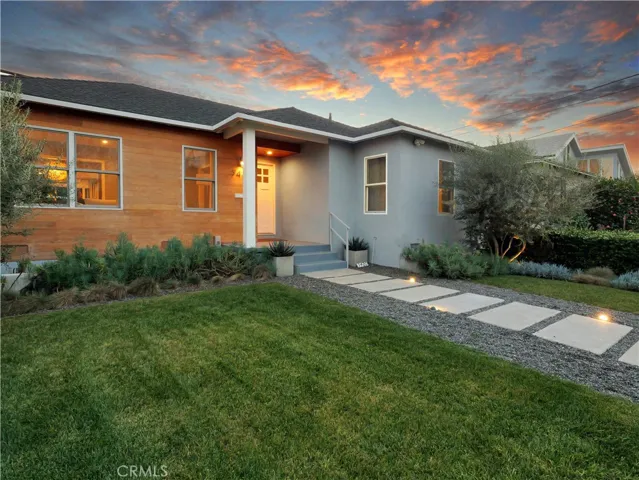 Front of home with front yard