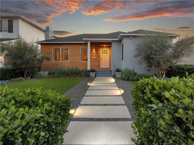 Front of home with front yard