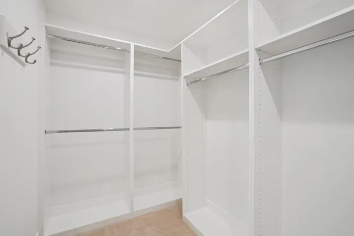 34-web-or-mls-Lago Dr-L0702-034