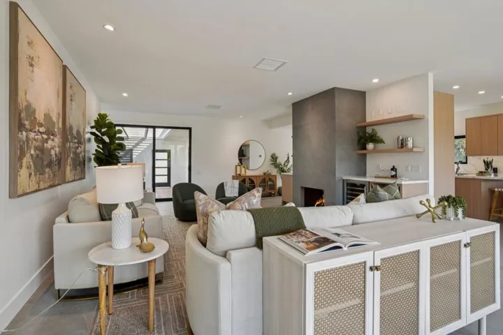 9-web-or-mls-Lago Dr-L0702-009