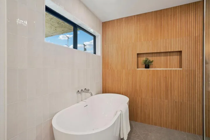 43-web-or-mls-Lago Dr-L0702-043