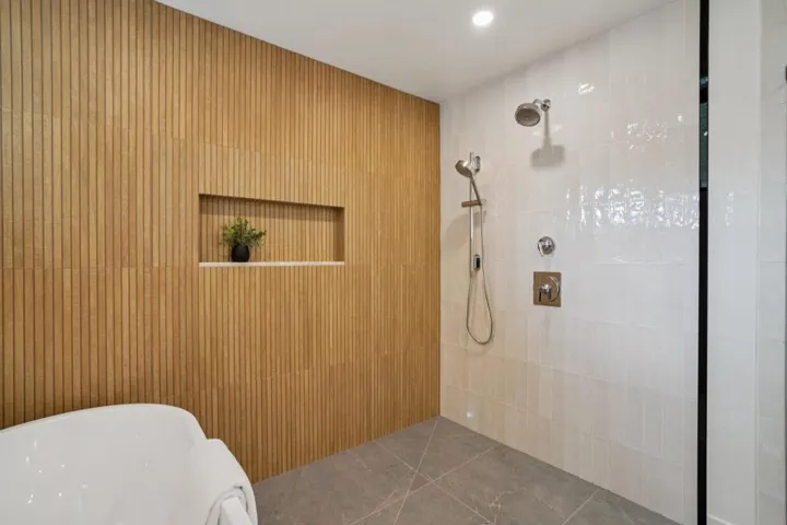 44-web-or-mls-Lago Dr-L0702-044
