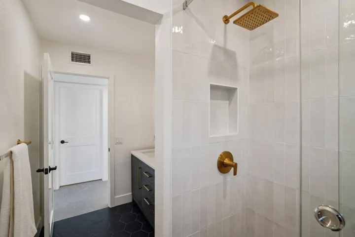 23-web-or-mls-Lago Dr-L0702-023