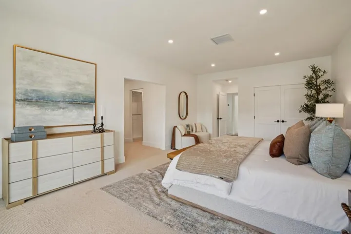37-web-or-mls-Lago Dr-L0702-037