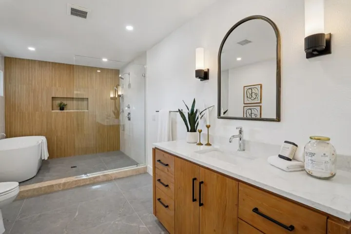 41-web-or-mls-Lago Dr-L0702-041