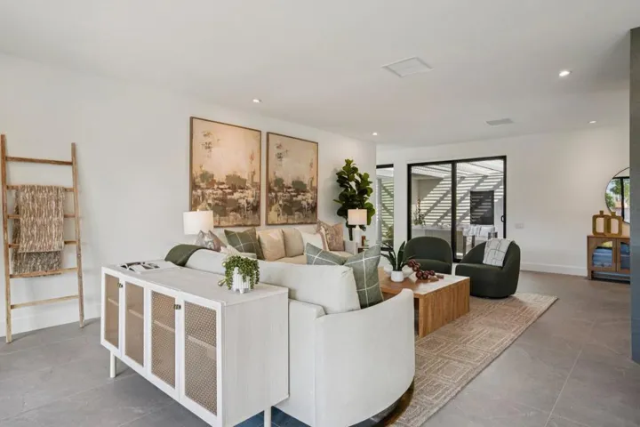 8-web-or-mls-Lago Dr-L0702-008