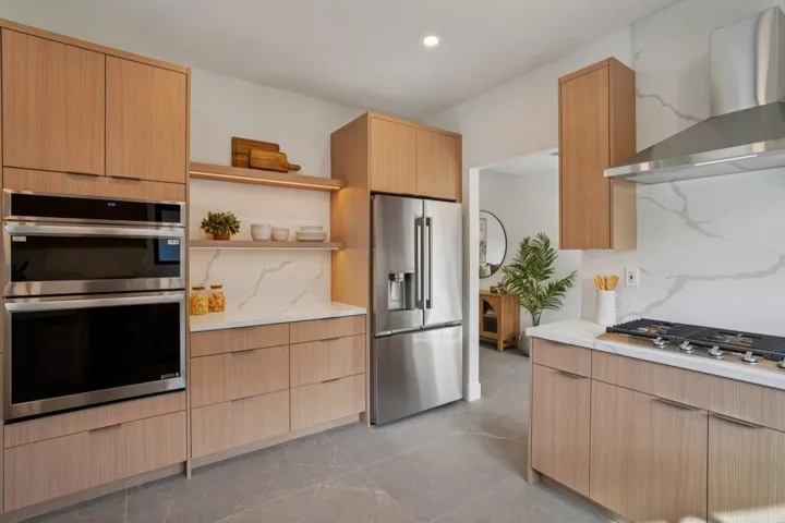 16-web-or-mls-Lago Dr-L0702-016