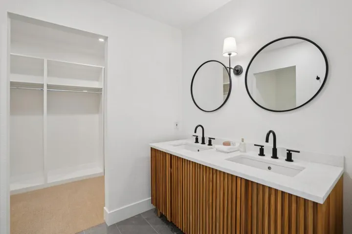 32-web-or-mls-Lago Dr-L0702-032