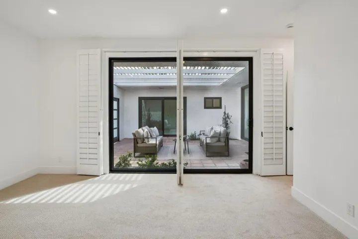 30-web-or-mls-Lago Dr-L0702-030