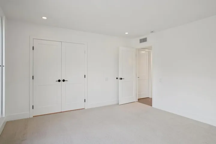 25-web-or-mls-Lago Dr-L0702-025