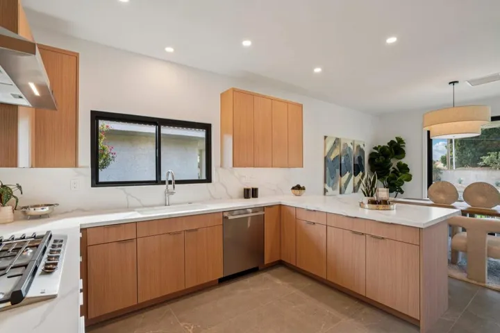 14-web-or-mls-Lago Dr-L0702-014