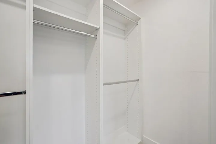 39-web-or-mls-Lago Dr-L0702-039